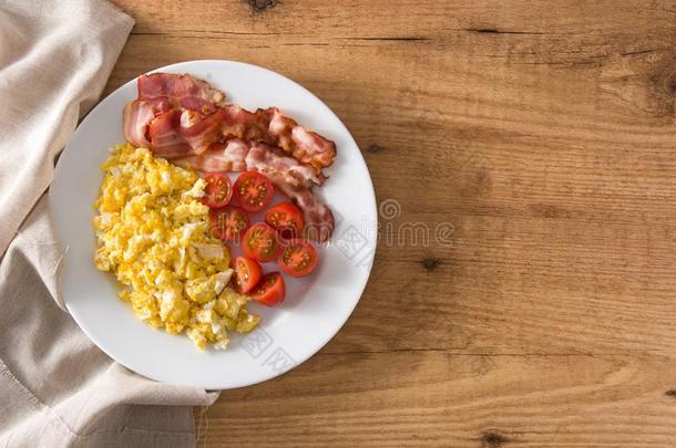 早餐和快速爬行卵,培根和番茄向木制的tablet药片