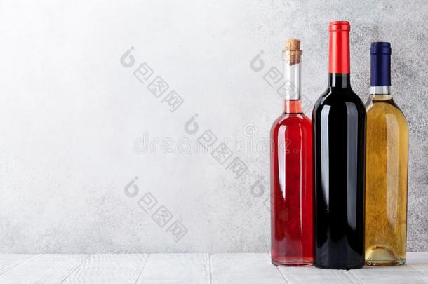 红色的,玫瑰和白色的葡萄<strong>酒瓶子</strong>