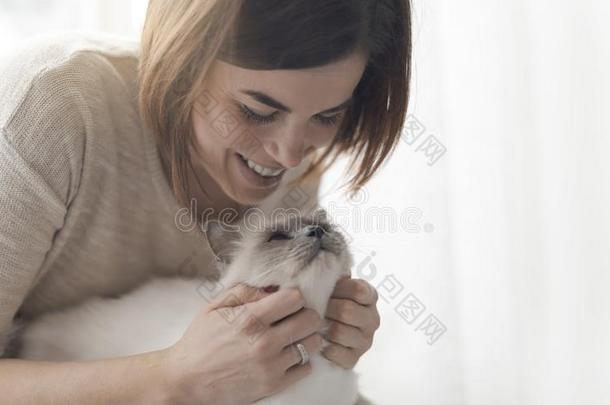 女人热烈地拥抱和抚摸她猫