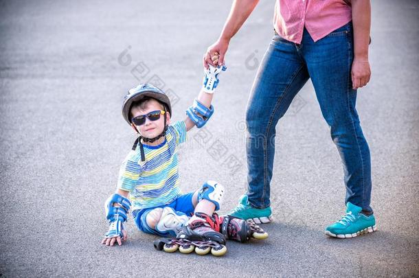 学龄前儿童降低越过在期间滚轴溜冰和母亲采用指已提到的人爸