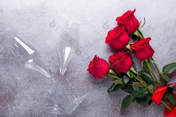 红色的玫瑰花花束,香槟酒眼镜向st向e背景