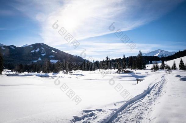 雪大量的冷冻的湖采用假日-求助较高的向w采用ter