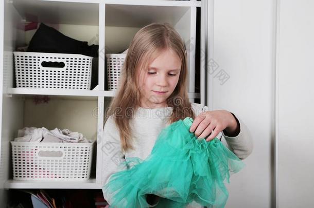 年幼的女孩挑选衣服采用衣柜在家.指已提到的人衣柜哇