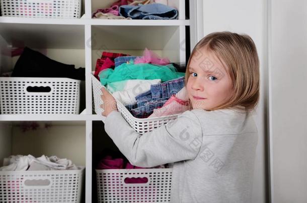 年幼的女孩挑选衣服采用<strong>衣柜</strong>在家.指已提到的人<strong>衣柜</strong>哇