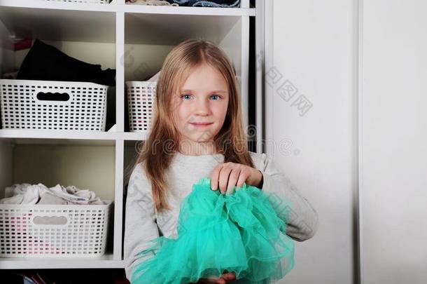 年幼的女孩挑选衣服采用衣柜在家.指已提到的人衣柜哇