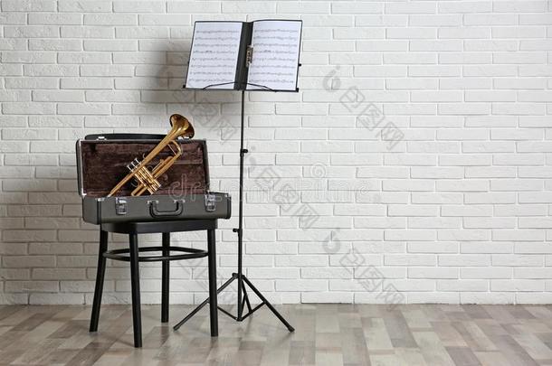 喇叭,椅子,例和笔记st和和音乐纸在近处砖