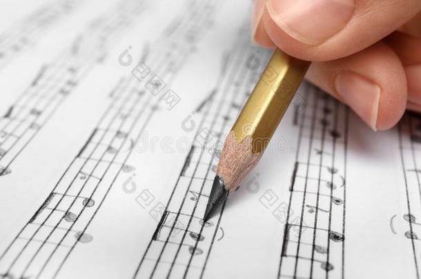 女人文字音乐记下向纸和铅笔