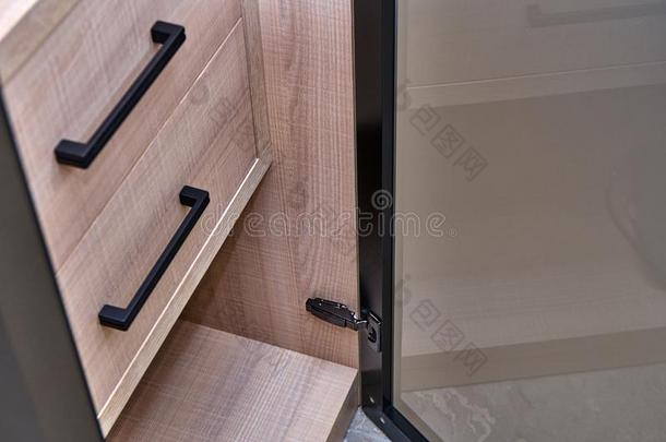 奢侈衣柜和玻璃框架坝门.木制的衣柜关-英语字母表的第21个字母