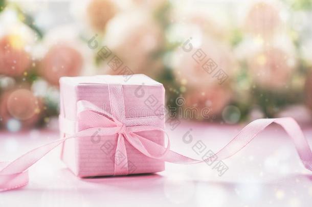 粉红色的赠品或现在的盒粉红色的背景.母亲一天,生日,