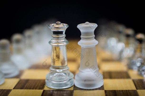 女王棋一件起立紧接在后的向每别的,寒冷的女王棋