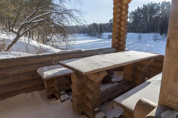 新鲜的纯的雪掩蔽物棕色的桃花心木木材颜色描画的加德