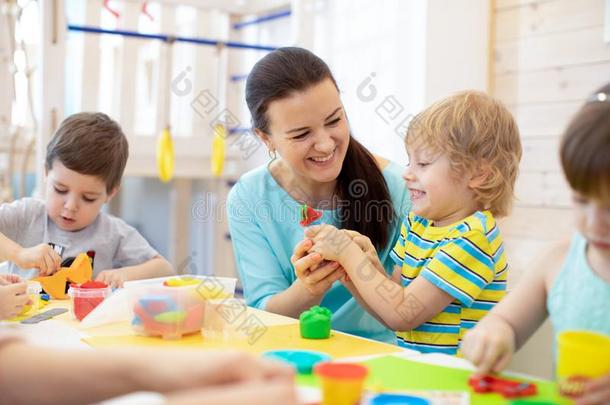 家庭教师教孩子们手工在幼儿园或幼儿游戏组