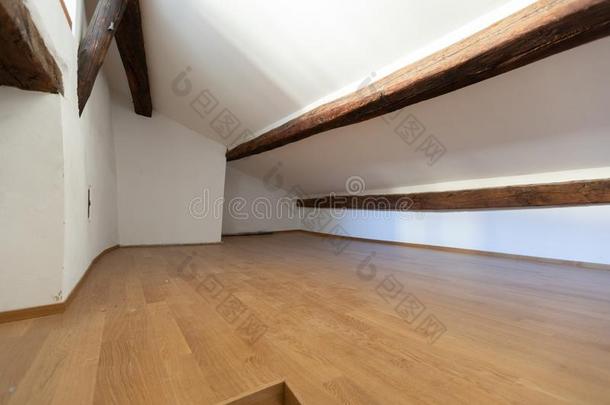 阁楼和木制的梁和镶木地板