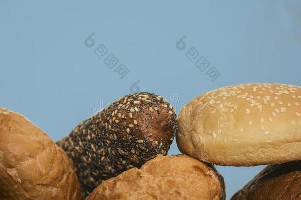 纸袋和<strong>面包</strong>向利格斯背景,各种各样的新鲜的<strong>面包</strong>是（be的三单形式