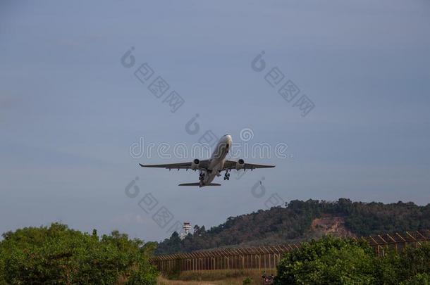 大的飞机波音公司总部所在地：美国主要业务：航空航天737拿从落下从指已提到的人跑道