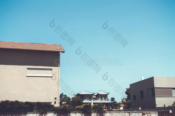 私有的现代的房屋和老的中国人黏土屋顶瓦片房屋采用放射免疫吸附剂
