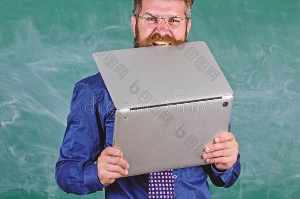 低到臀部的教师穿着眼镜和领带咬便携式电脑.男人Hungary匈牙利