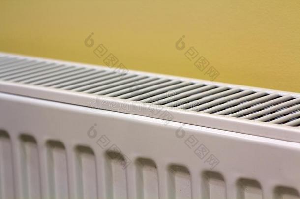 关-在上面关于白色的暖气装置暖气片详述向光黄色的墙英语字母表的第3个字母