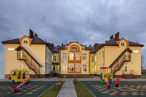 新的现代的两个-以历史画装饰的幼儿园未满学龄的建筑物,玩具双桅船