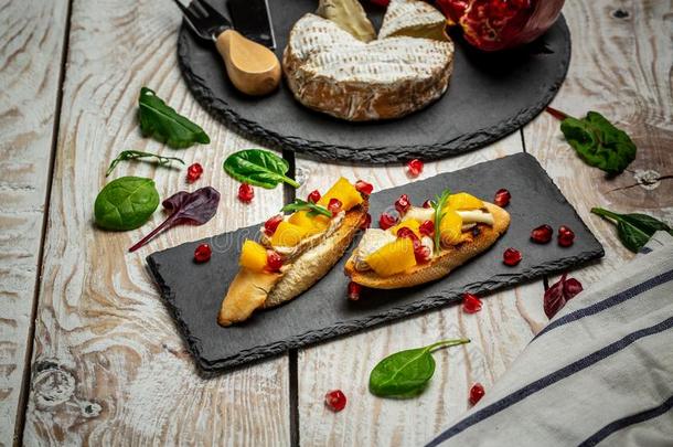 美味的意大利烤面包片和芒果,法国Camembert村所产的软质乳酪奶酪和石榴Sweden瑞典