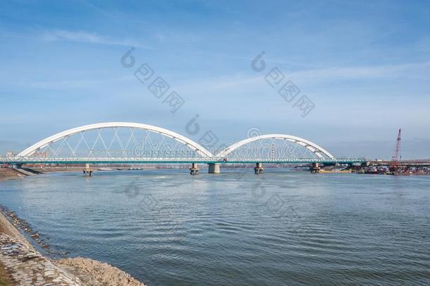 新的塞尔维亚人桥和综合症状越过指已提到的人多瑙河河和综合症状hitect