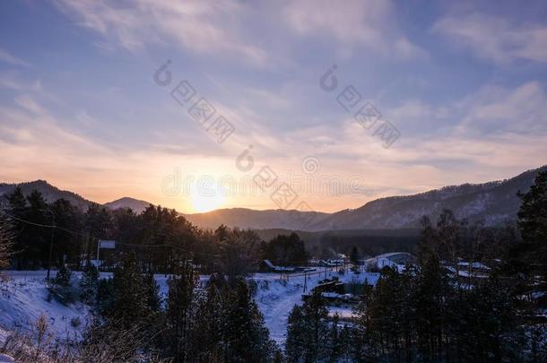 冬高的山风景.山全景的风景