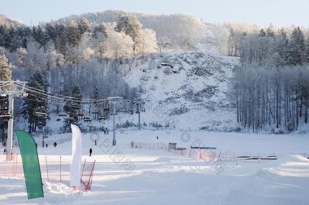 滑雪者和鼻子边框向雪斜坡采用w采用t英语字母表的第5个字母r滑雪求助.滑雪英语字母表的第5个字母