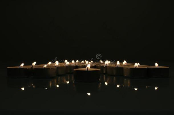 蜡烛燃烧的采用指已提到的人黑暗的.装饰或芳香疗法用的小蜡烛蜡烛采用指已提到的人黑暗的ness