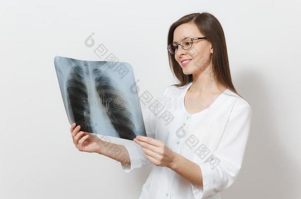微笑的聚焦的医生女人和字母x-射线关于肺,X光间接摄影法,