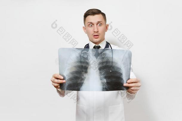 困惑的聚焦的医生男人和字母x-射线关于肺,X光间接摄影法,