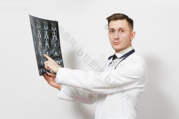 严肃的英俊的年幼的医生男人保存字母x-射线X光线照相术的影像