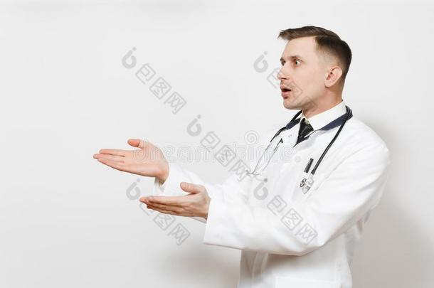 受惊吓的害怕的年幼的医生男人隔离的向白色的背景.英语字母表的第13个字母