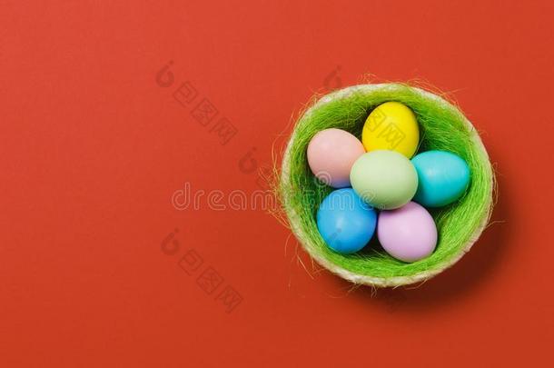 六富有色彩的彩色粉笔单频道的描画的复活节卵采用篮机智