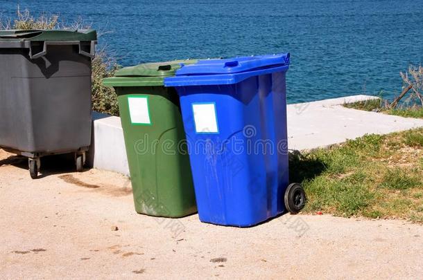 蓝色和绿色的容器为浪费资料排架,分类垃圾为爸