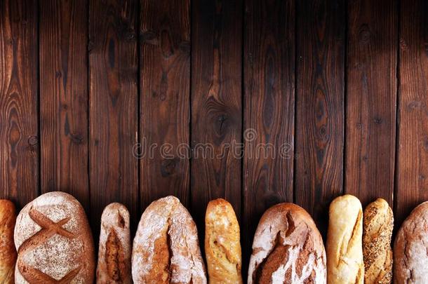分类关于烘烤制作的面包和面包名册向木制的表后面