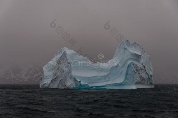 美丽的南极的风景和冰山和山