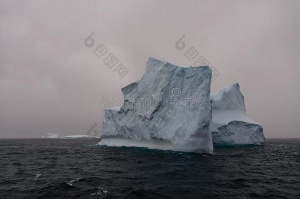 美丽的南极的风景和冰山和山