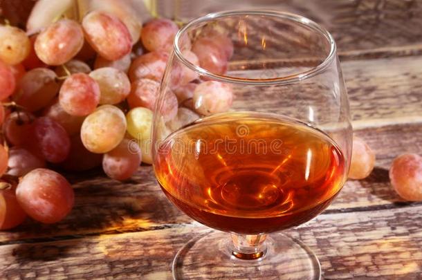 玻璃和<strong>白兰地</strong>酒的一种或<strong>白兰地</strong>酒和新鲜的葡萄.仍生活采用铁锈