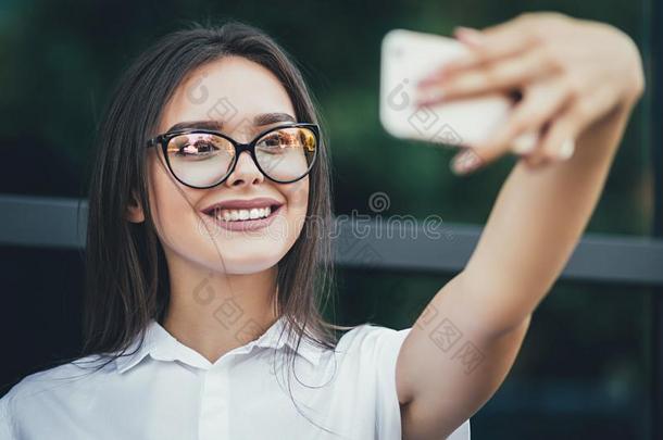 美丽的黑头发的妇女商业女人<strong>摄影自拍</strong>照向一ph向