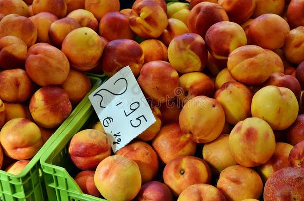 油桃和价格在<strong>蔬菜地</strong>方的交易采用阿尔库迪亚,购物中心
