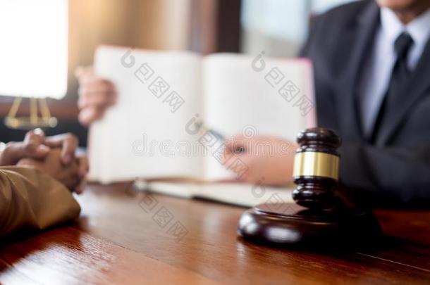 律师采用办公室.Counsel采用g和giv采用g劝告关于法律的立法