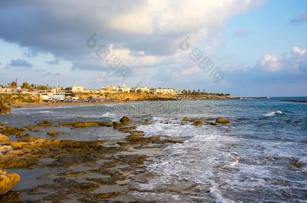 海波处在中多岩石的海滩,塞浦路斯,帕福斯