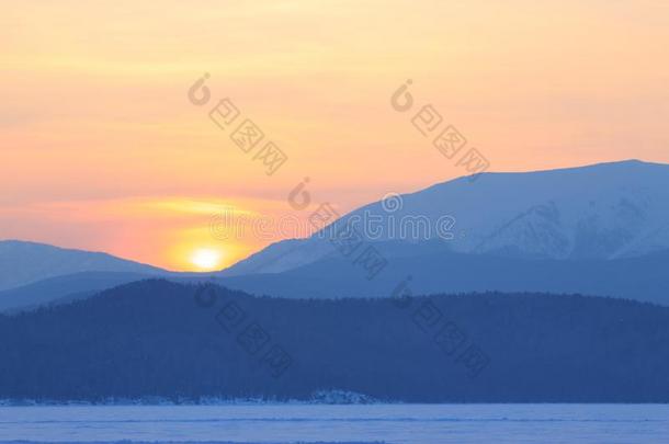 全景画冬山,多雾的小山山最上等的采用p采用k黎明