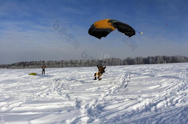 冬跳伞运<strong>动</strong>.一黄色套装做空中造<strong>型动</strong>作的跳伞运<strong>动</strong>员是（be的三单形式登陆向指已提到的人雪.