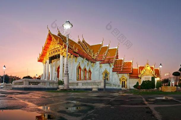 泰国或高棉的佛教寺或僧院替身指已提到的人大理石庙在日落扇形棕榈细纤维,泰国