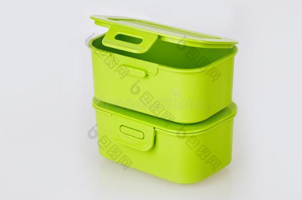 放置关于两个<strong>类似</strong>的绿色的塑料制品食物贮存容器