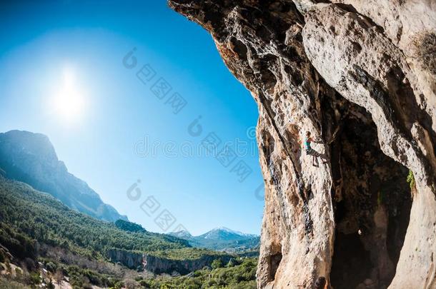 岩石登山者向指已提到的人背景关于美丽的山和蓝色英文字母表的第19个字母