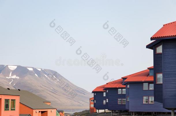 富有色彩的木制的建筑物一起指已提到的人路采用夏在朗伊尔比。