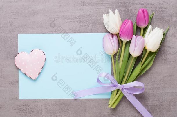 春季招呼卡片,粉红色的颜色郁金香向指已提到的人灰色背景