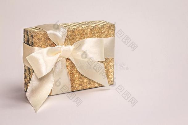 金色的现在的盒和一丝弓向p一stelb一ckground.复制品speciality专业
